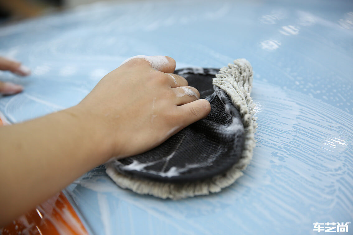 蓝色阿斯顿马丁选择车艺尚进行车辆清洗（7）