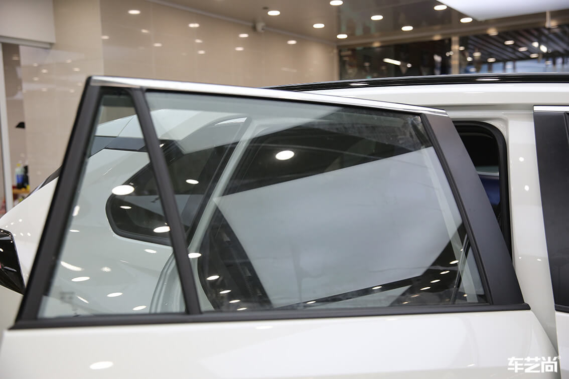 白色丰田RAV4威固隔热膜专业施工案例（13）