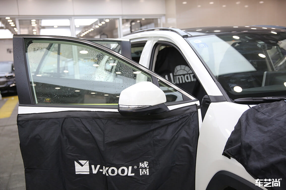 白色丰田RAV4威固隔热膜专业施工案例（2）