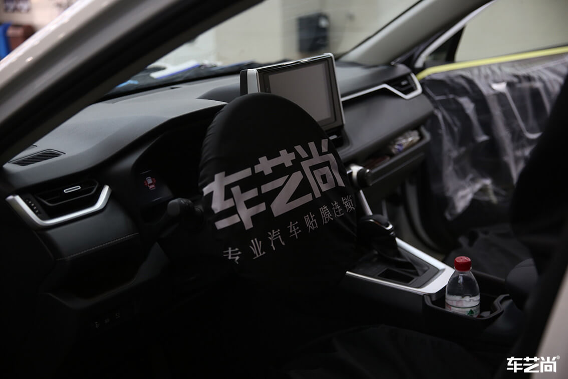 白色丰田RAV4威固隔热膜专业施工案例（1）