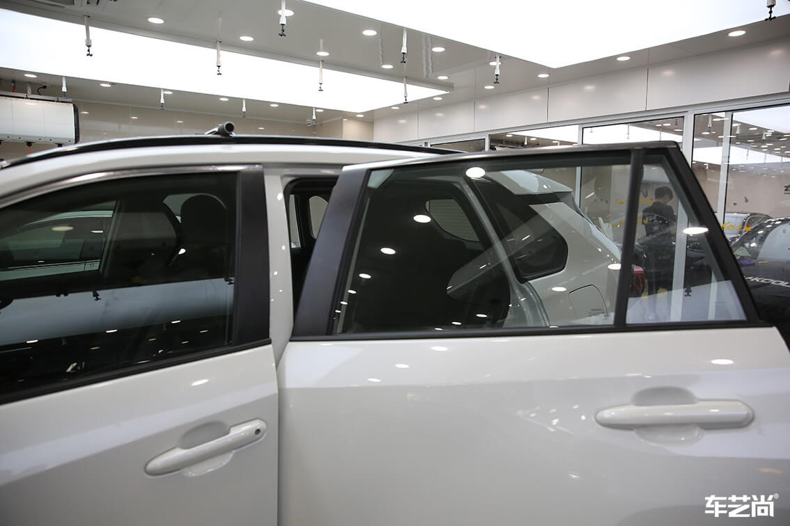 白色丰田RAV4威固隔热膜专业施工案例（11）