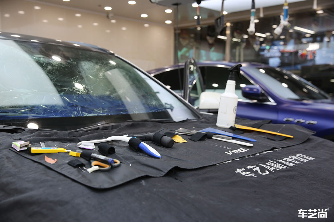 白色丰田RAV4威固隔热膜专业施工案例（3）