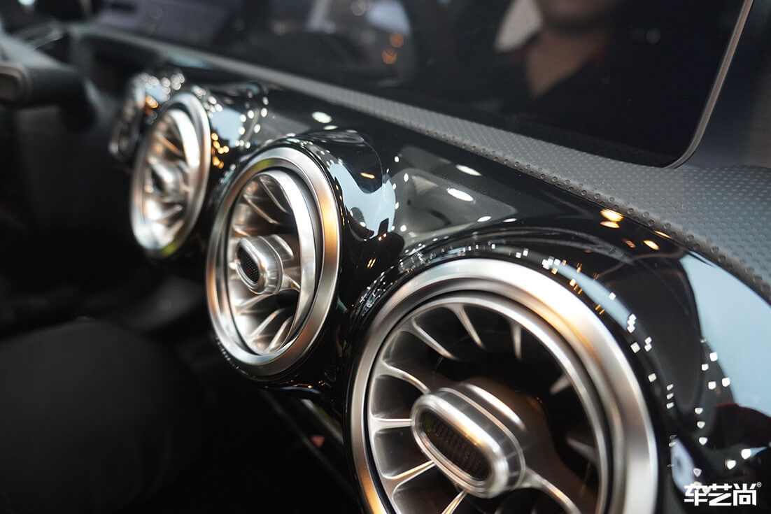 奔驰装贴威固隐形车衣，施工流程展示（12）