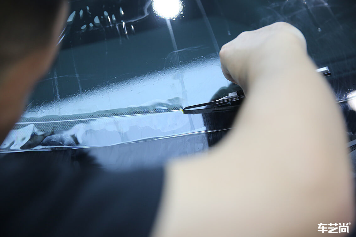 白色丰田RAV4威固隔热膜专业施工案例（9）