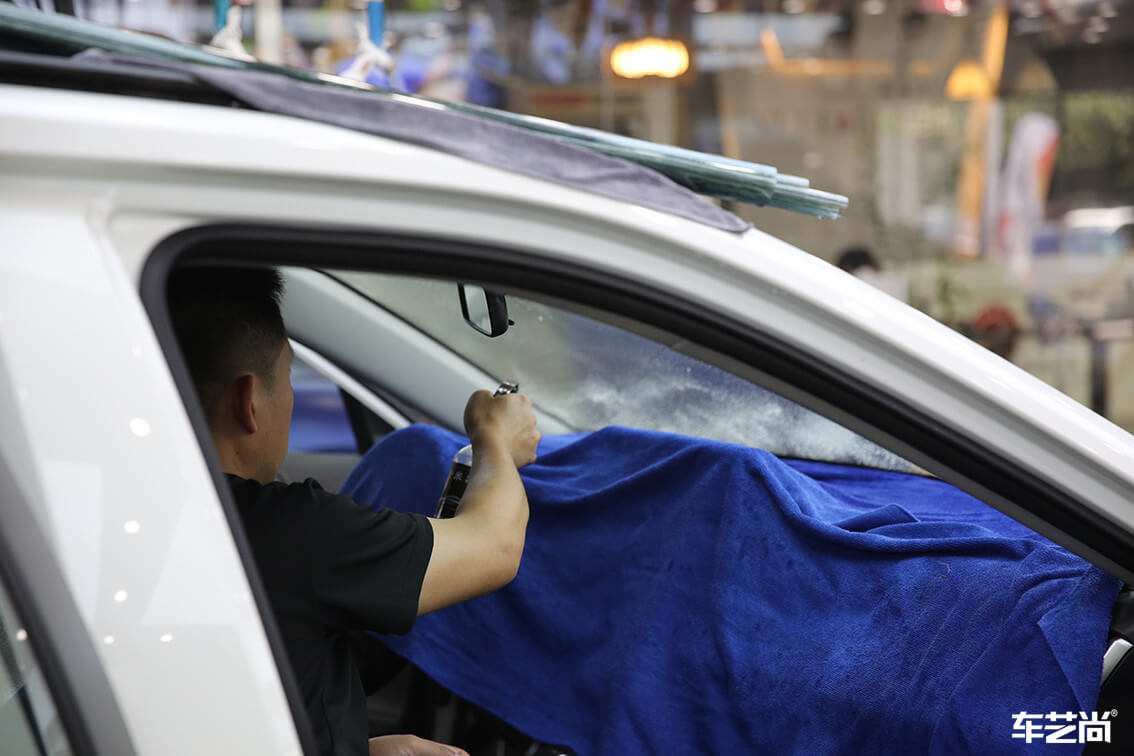 白色丰田RAV4威固隔热膜专业施工案例（10）