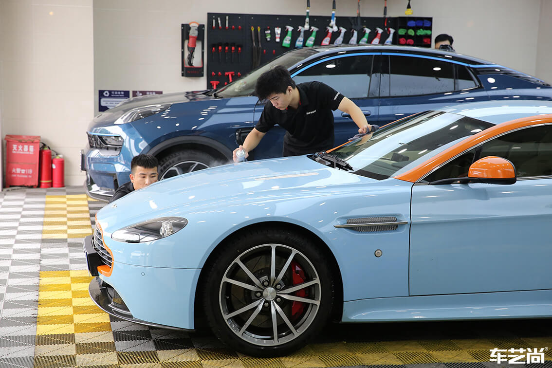 蓝色阿斯顿马丁选择车艺尚进行车辆清洗（17）
