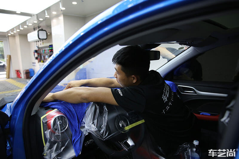 名爵ZS施工威固隔热膜施工过程展示（图六）