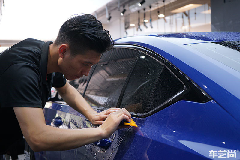 凯迪拉克CT5施工漆面保护膜过程（图十三）