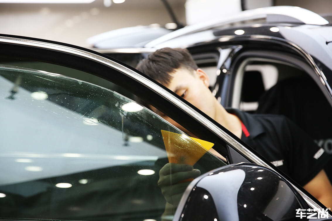 大众380 TSI施工威固玻璃膜（9）