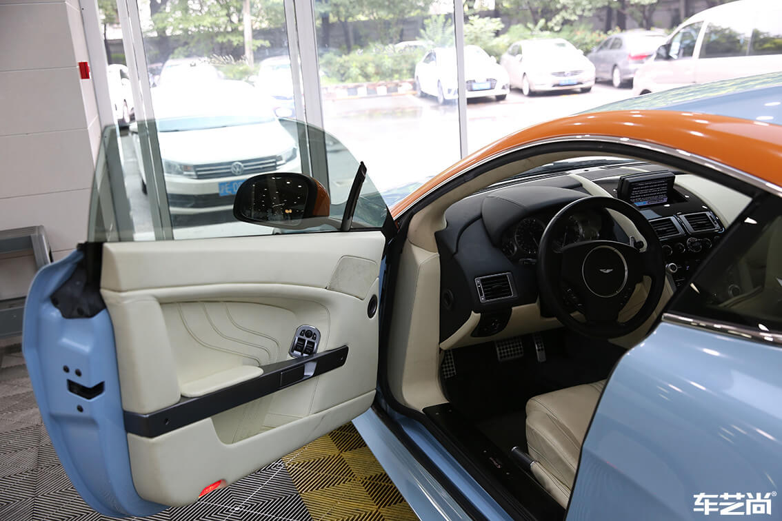 蓝色阿斯顿马丁选择车艺尚进行车辆清洗(14