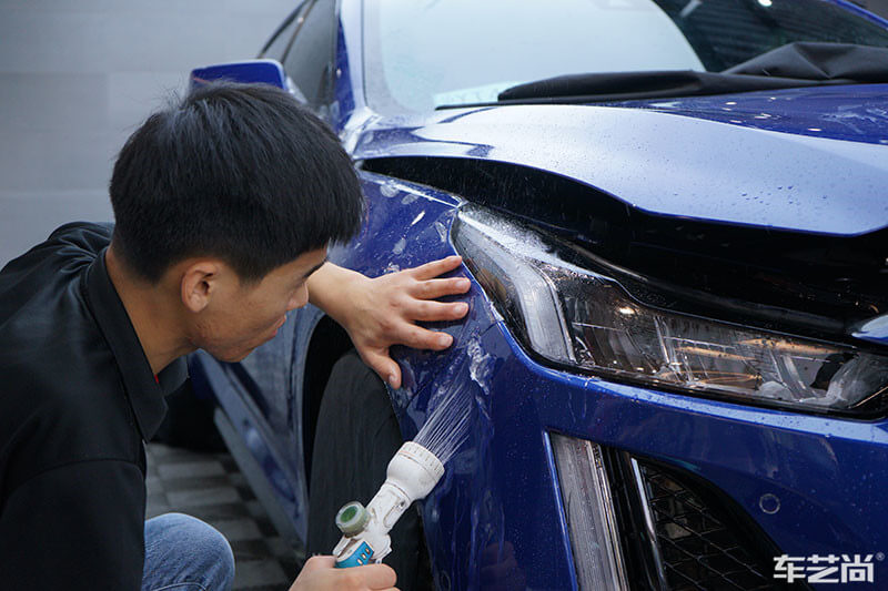 凯迪拉克CT5施工漆面保护膜过程（图五）