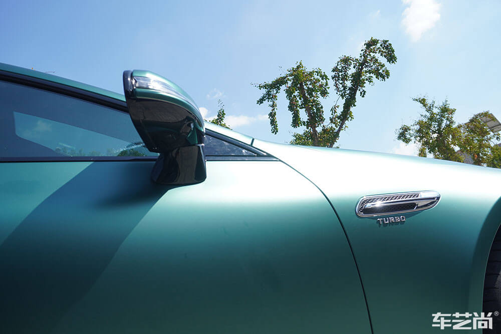奔驰改贴哑光绿，质感升级（1）