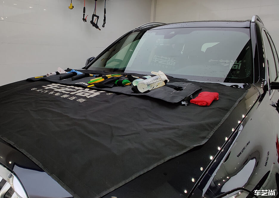 宝马X3装贴威固隔热膜施工流程展示（4）