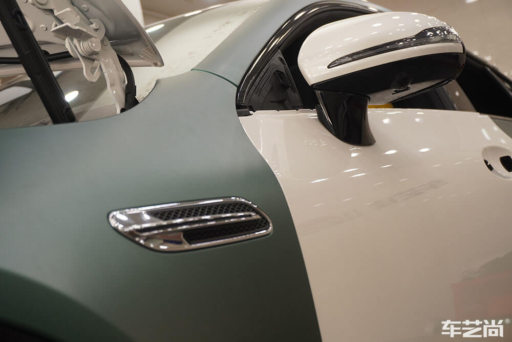 奔驰改贴哑光绿，质感升级