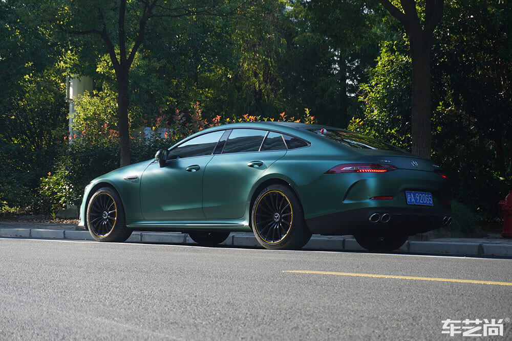 奔驰改贴哑光绿，质感升级（4）