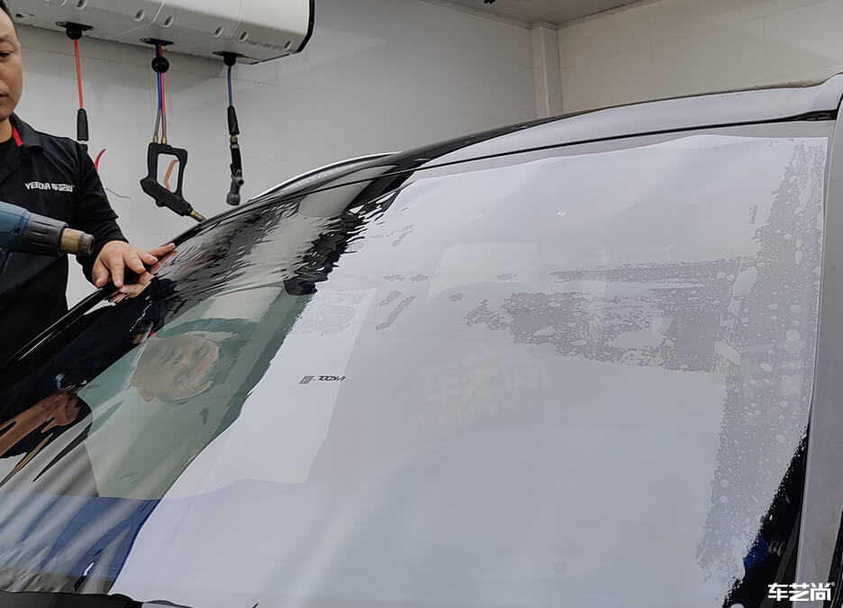 宝马X3装贴威固隔热膜施工流程展示（6）