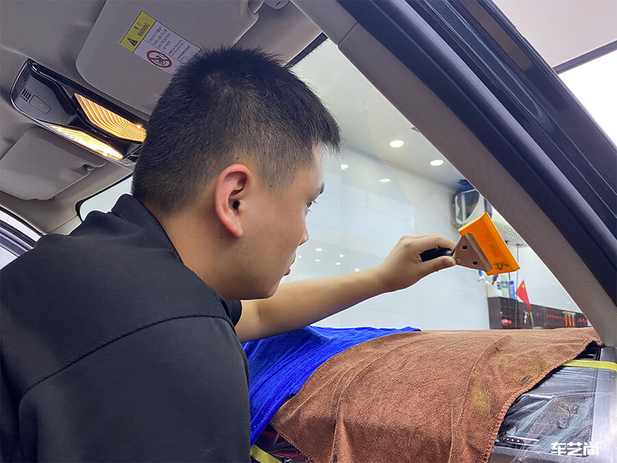 宝马X3在车艺尚装贴威固隔热膜施工流程展示（9）