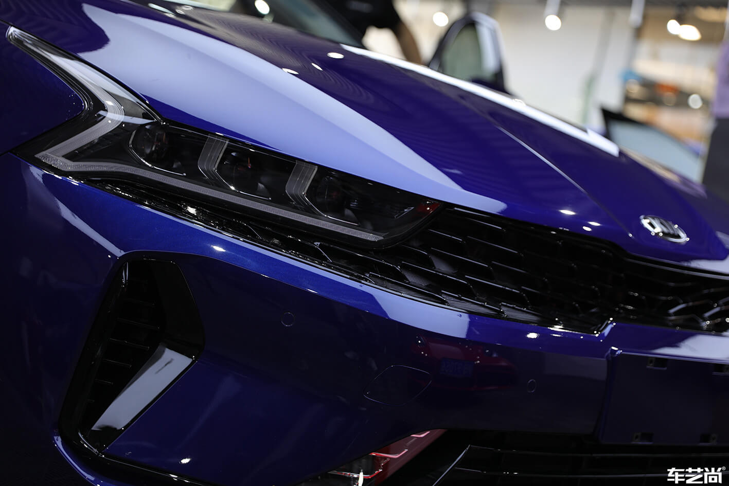 蓝色起亚K5施工V-KOOL隔热膜，施工效果展示（9）