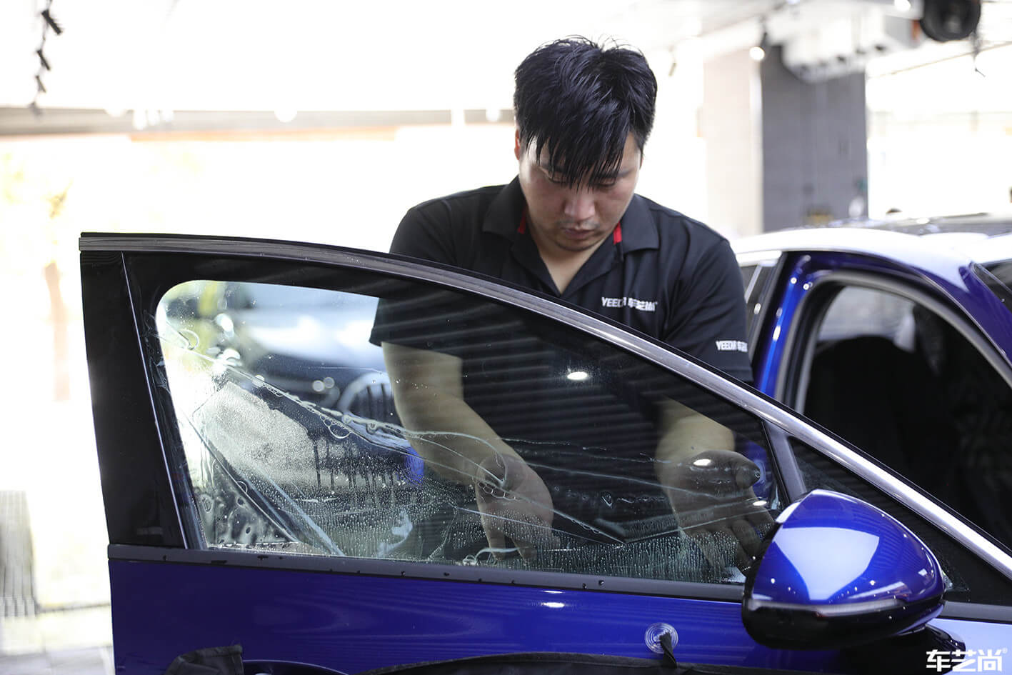 蓝色起亚K5施工V-KOOL隔热膜，施工效果展示（4）