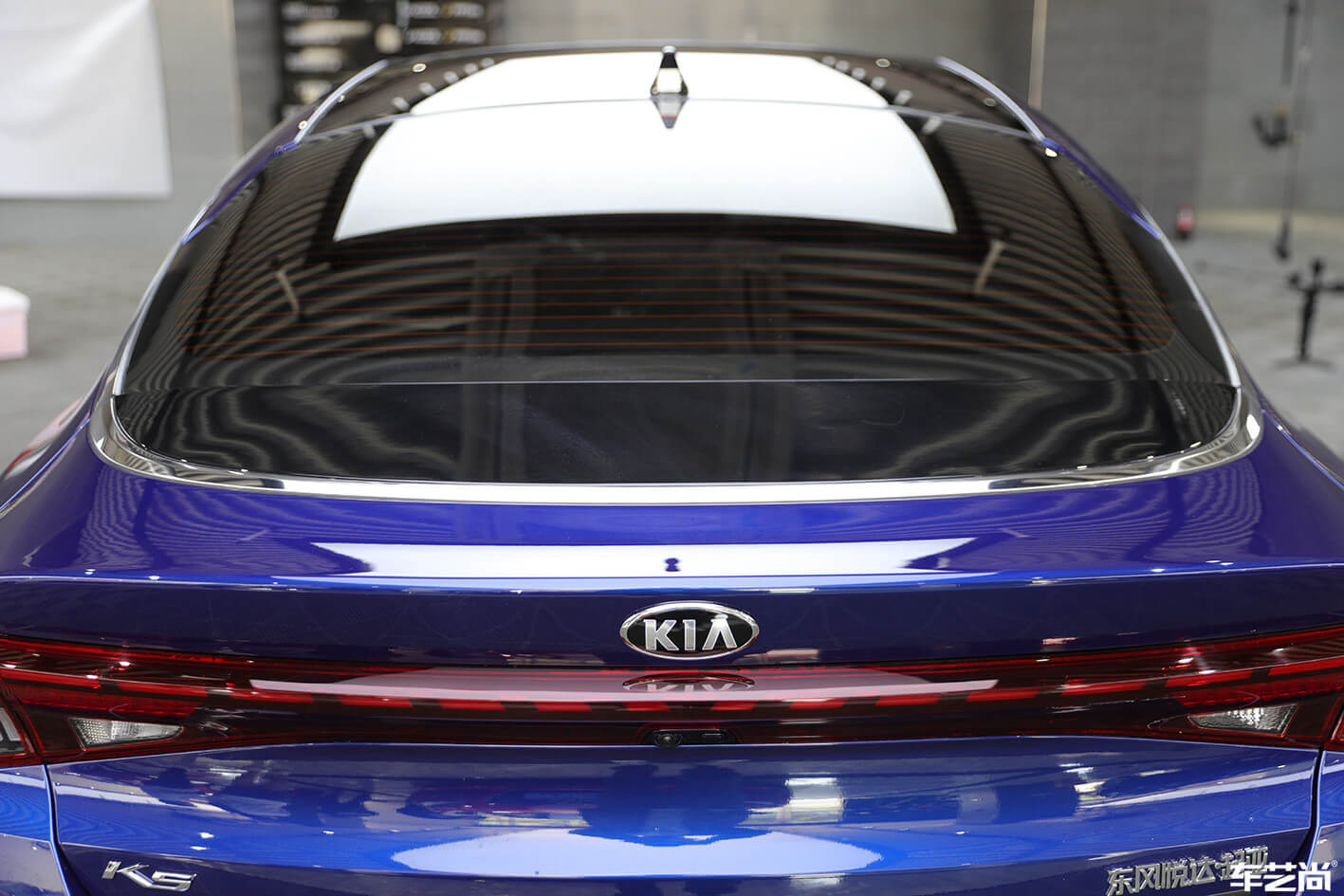 蓝色起亚K5施工V-KOOL隔热膜，施工效果展示（6）