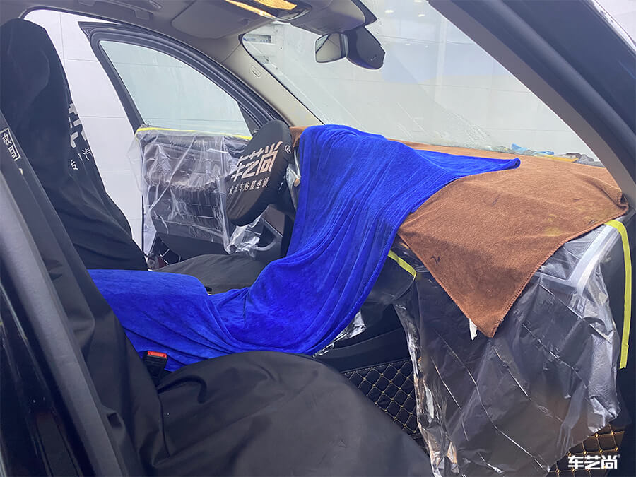 宝马X3在车艺尚装贴威固隔热膜施工流程展示（4）