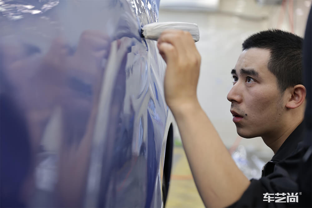 宾利添越车身改色5