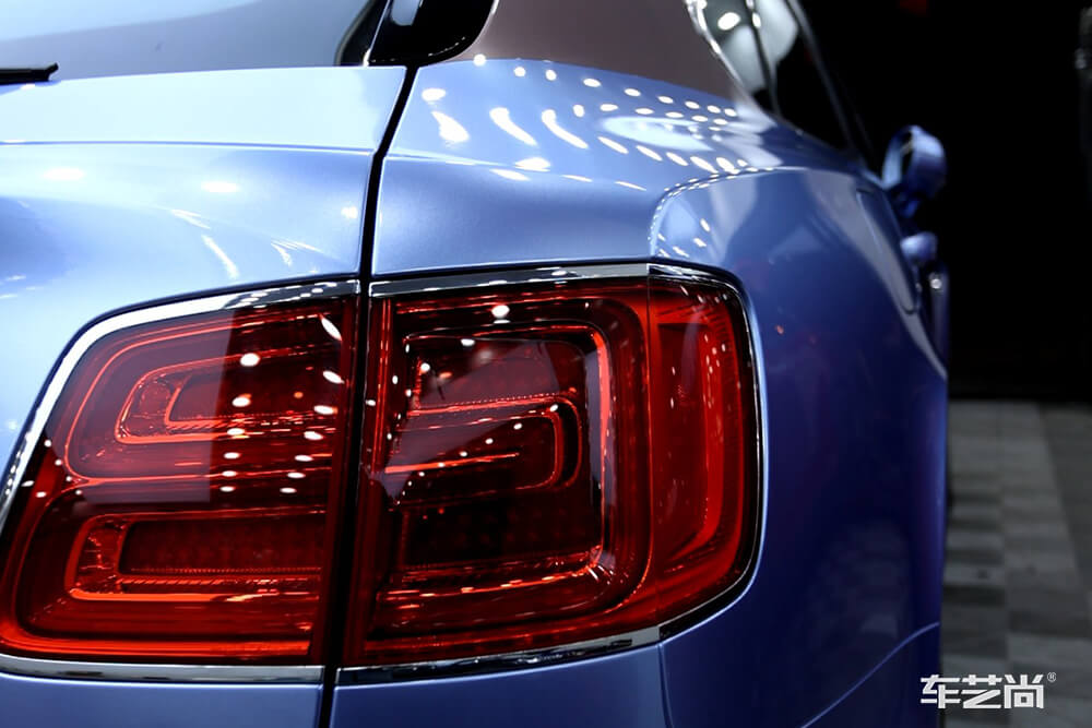 宾利添越车身改色案例