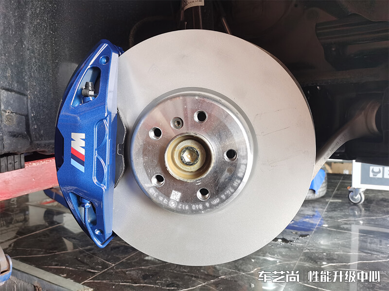 宝马原厂刹车卡钳升级