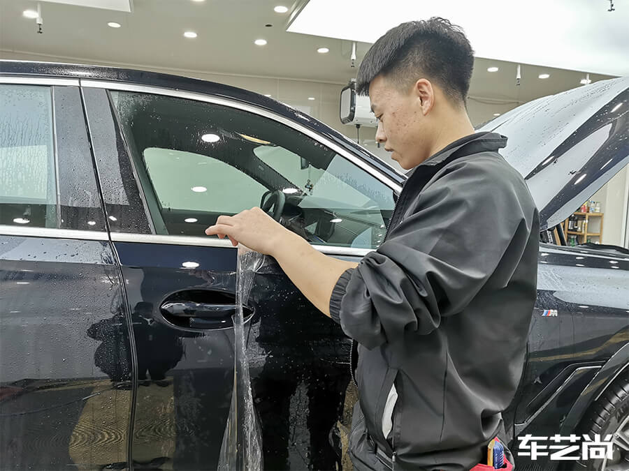 宝马X6装贴威固隐形车衣施工流程展示（9）