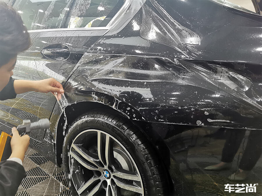 宝马5系装贴威固隐形车衣，施工流程展示（9）