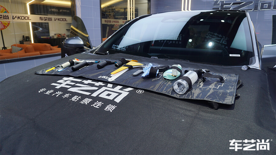小鹏P7装贴威固隔热膜，施工流程展示（2）