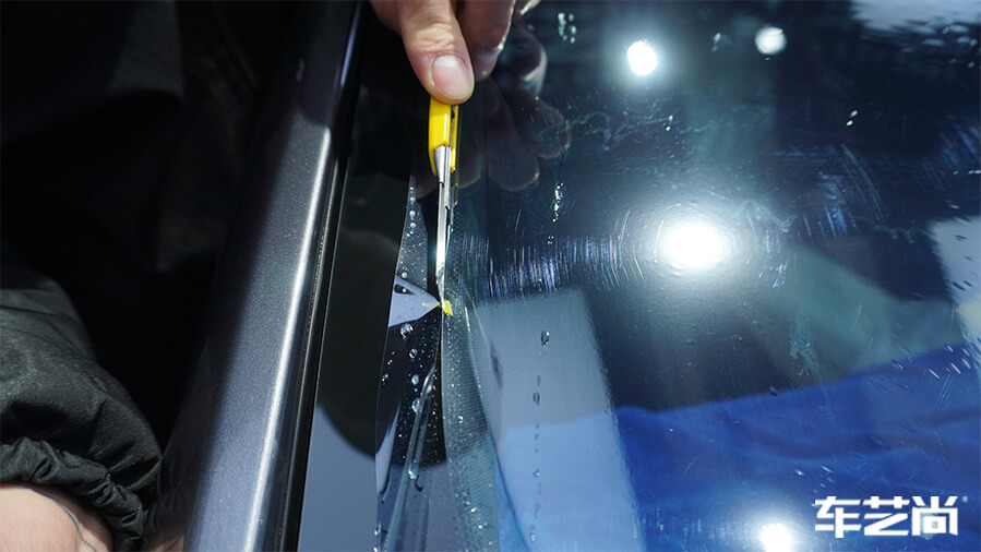 小鹏P7装贴威固隔热膜，施工流程展示（9）