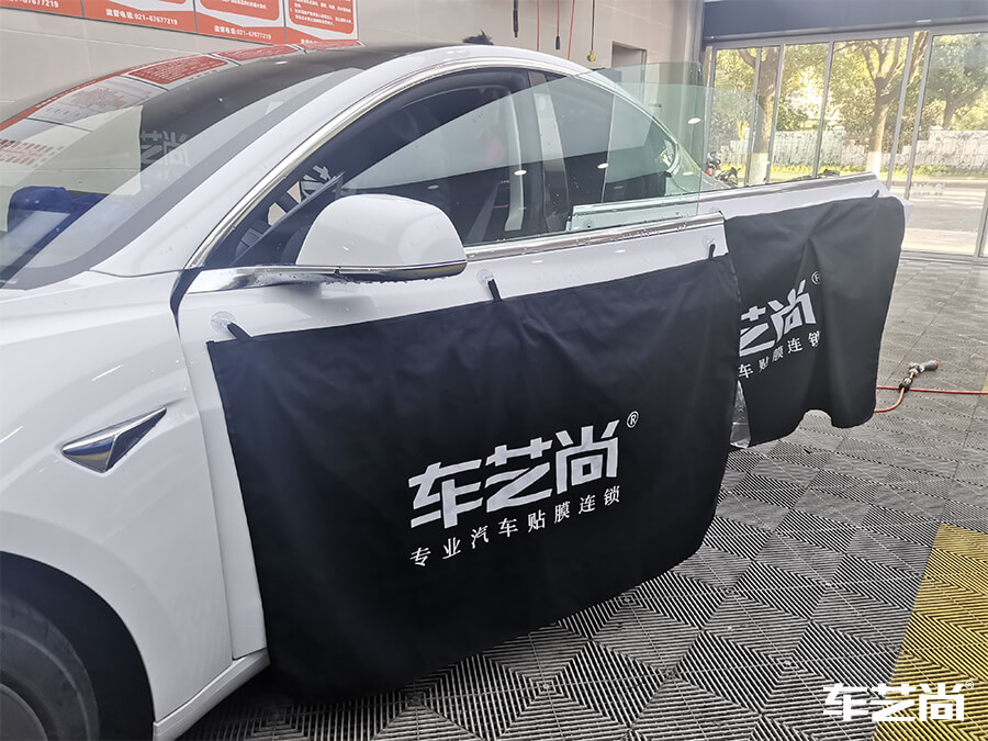 上海车艺尚为特斯拉 Model3施工威固玻璃膜（1）