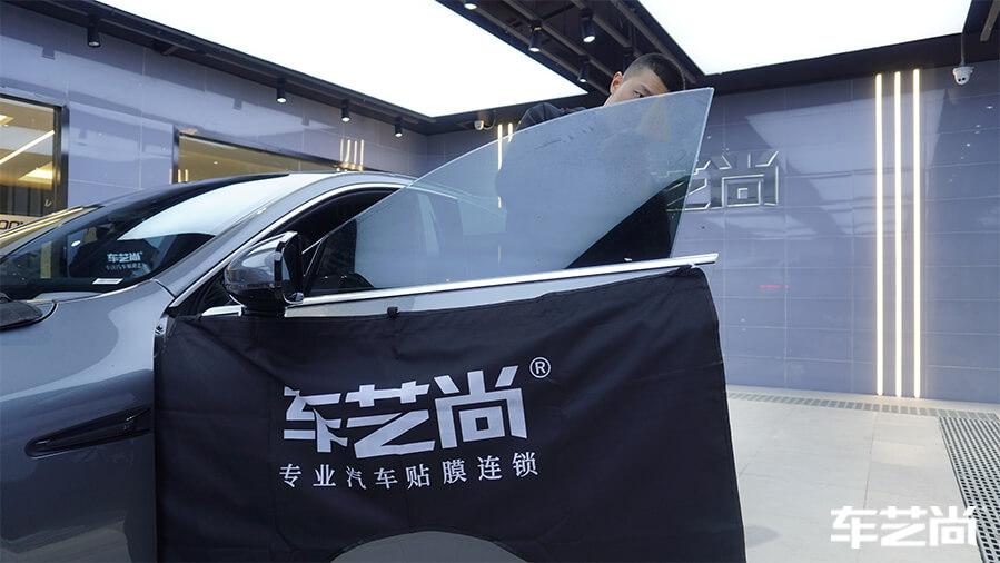 小鹏P7装贴威固隔热膜，施工流程展示（5）