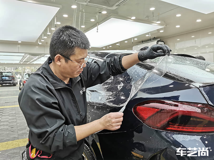 宝马X6装贴威固隐形车衣施工流程展示（5）