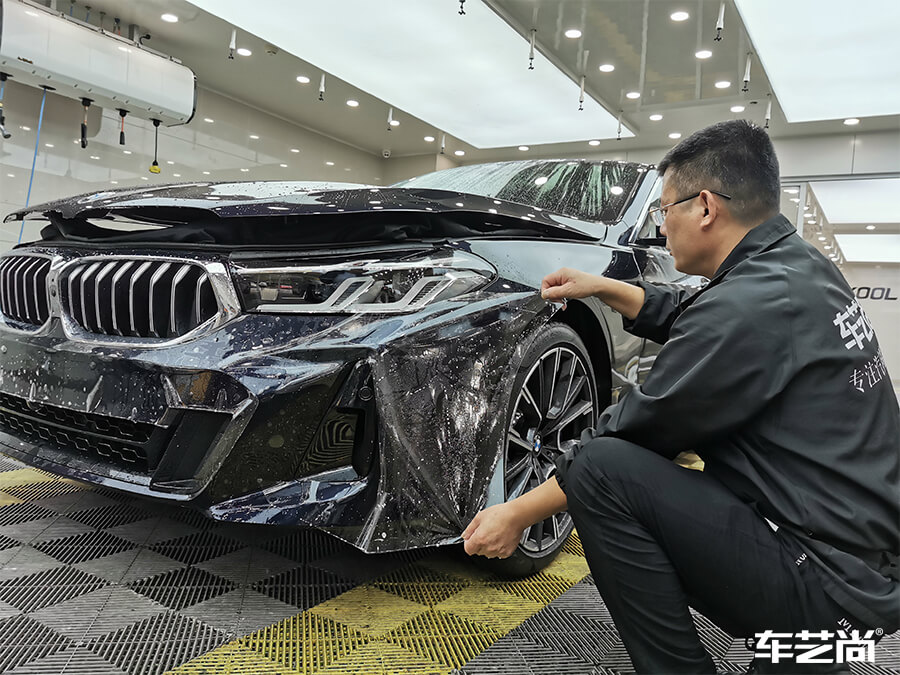 宝马6GT装贴威固隐形车衣，施工流程展示（5）