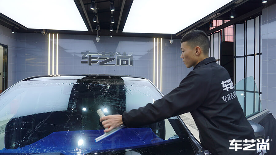 小鹏P7装贴威固隔热膜，施工流程展示（8）