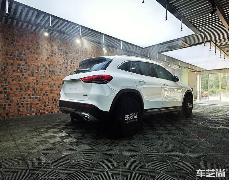 奔驰GLA200施工ROLIPS隐形车衣过程展示（图三 无尘喷淋）