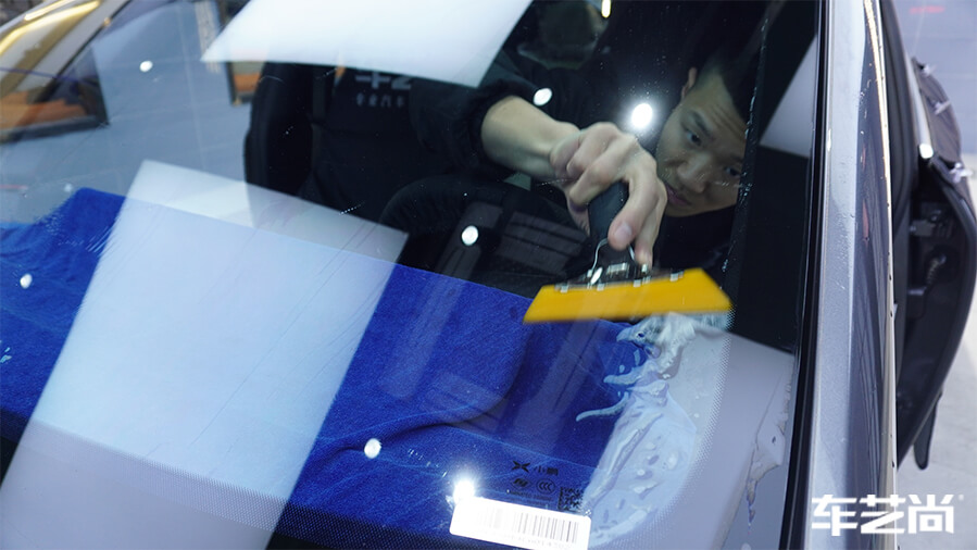 小鹏P7装贴威固隔热膜，施工流程展示（14）