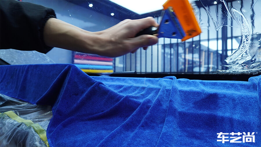 小鹏P7装贴威固隔热膜，施工流程展示（13）