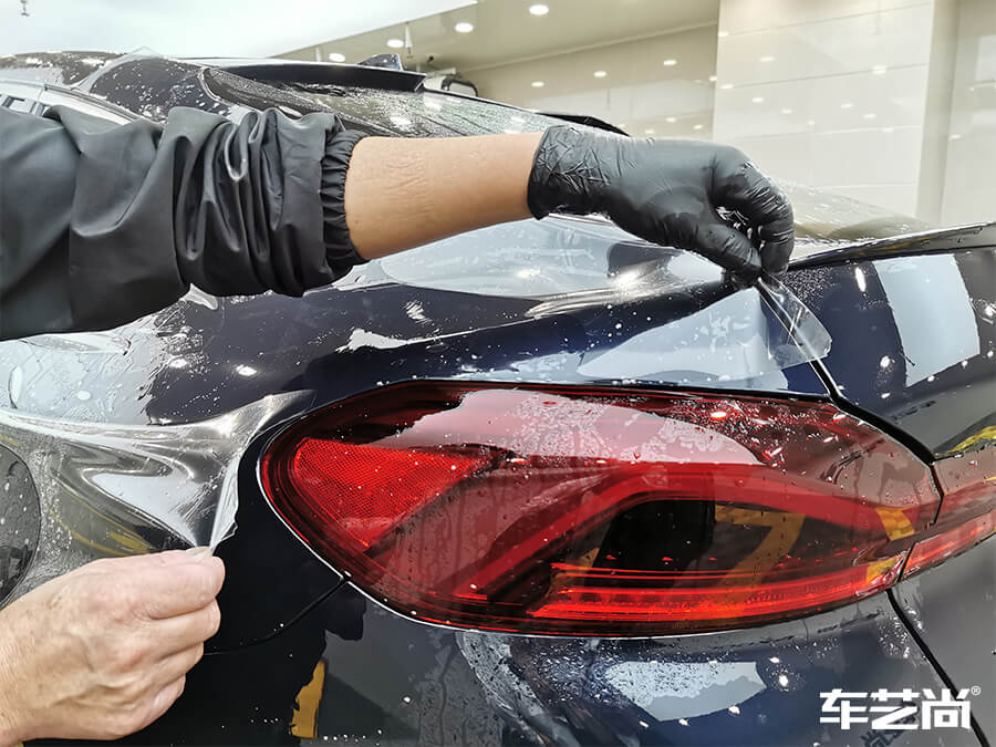 宝马X6装贴威固隐形车衣施工流程展示（6）