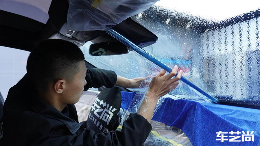小鹏P7装贴威固隔热膜，施工流程展示（11）