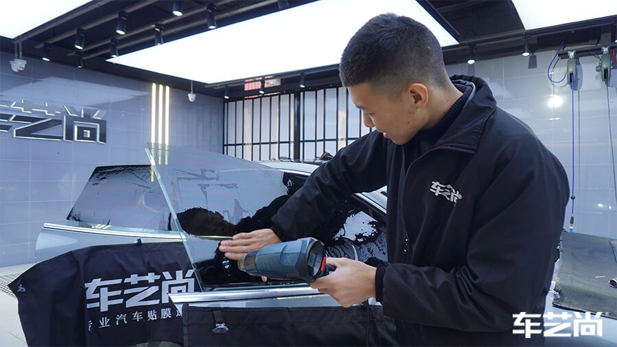 小鹏P7装贴威固隔热膜，施工流程展示（15）
