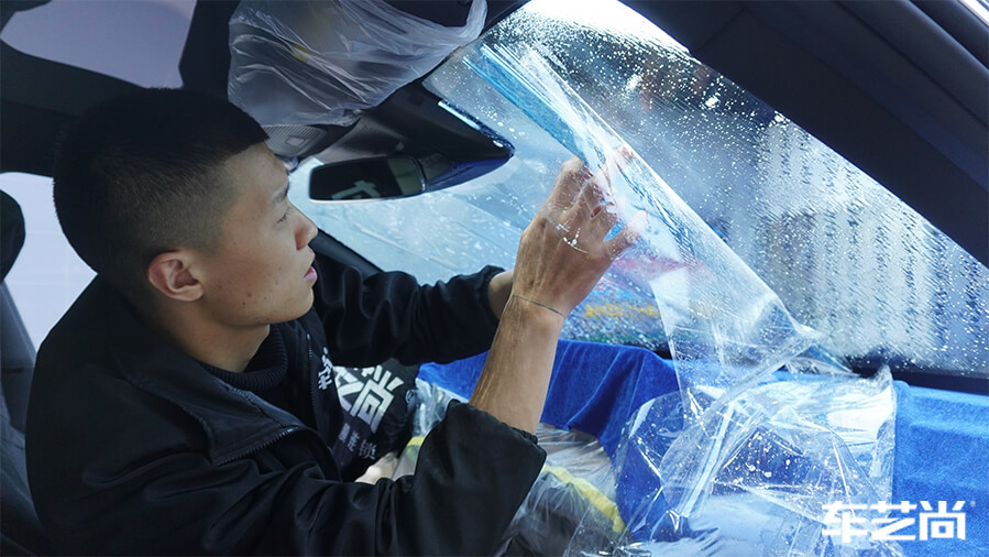 小鹏P7装贴威固隔热膜，施工流程展示（12）