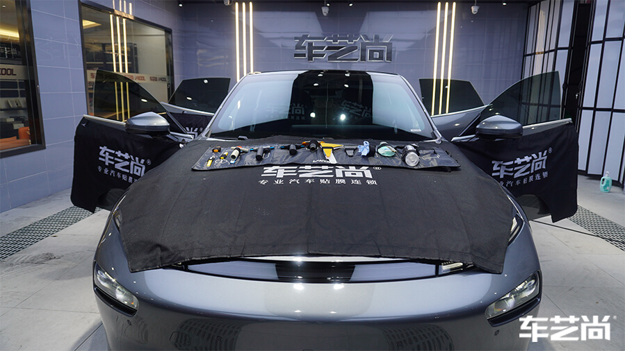 小鹏P7装贴威固隔热膜，施工流程展示（3）