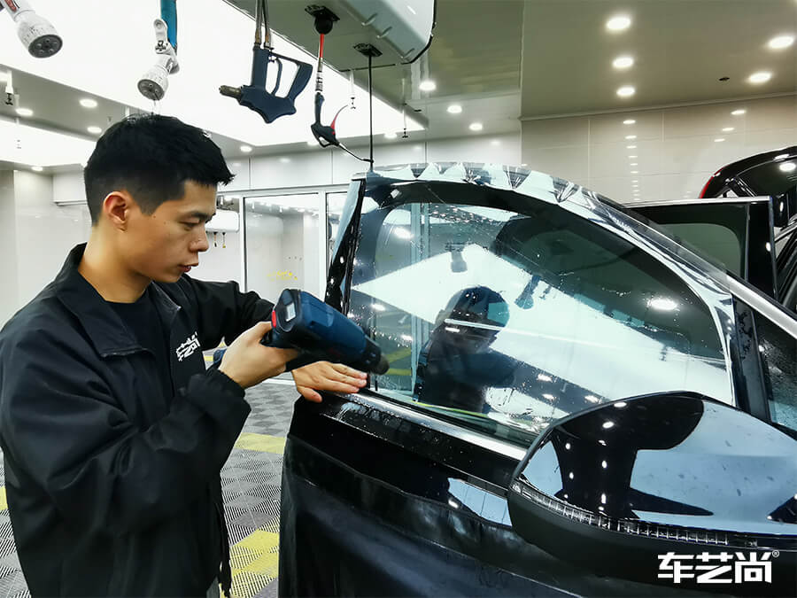 奥迪Q7装贴威固隔热膜，施工流程展示（8）