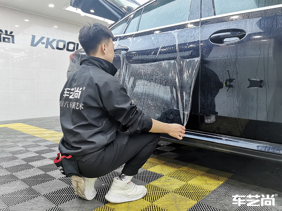 宝马X6装贴威固隐形车衣施工流程展示（4）