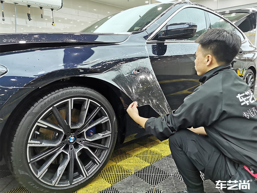 宝马6GT装贴威固隐形车衣，施工流程展示（8）