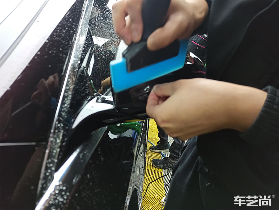 车艺尚施工精准覆膜，预留无痕包边处理（12）