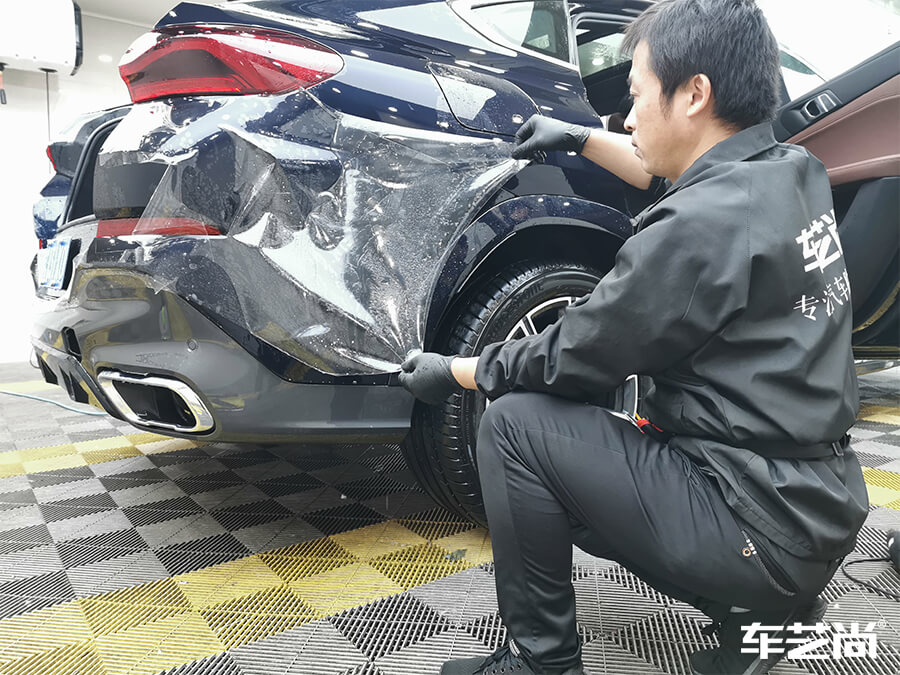 宝马X6装贴威固隐形车衣施工流程展示（10）
